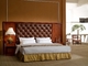 白いプラットホームのホテルの寝室の家具はカシの純木の足によって置く